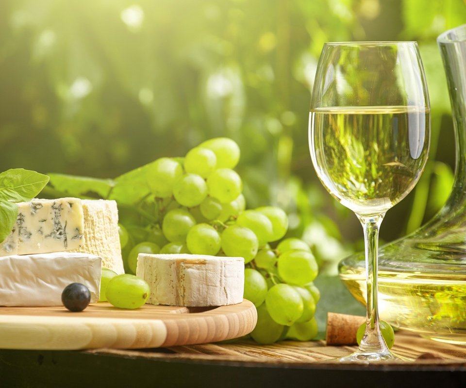 Обои солнце, виноград, сыр, вино, вина, брынза, the sun, grapes, cheese, wine разрешение 2880x1920 Загрузить