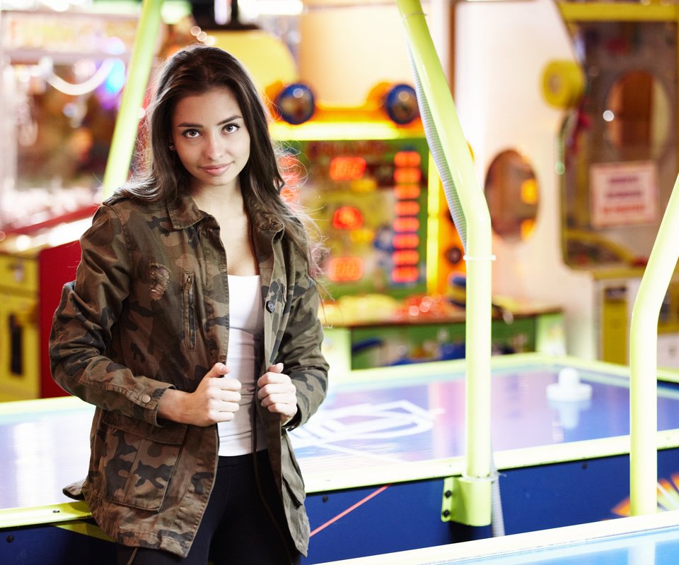 Обои девушка, взгляд, волосы, лицо, куртка, darina, аэрохоккей, girl, look, hair, face, jacket, air hockey разрешение 2000x1333 Загрузить