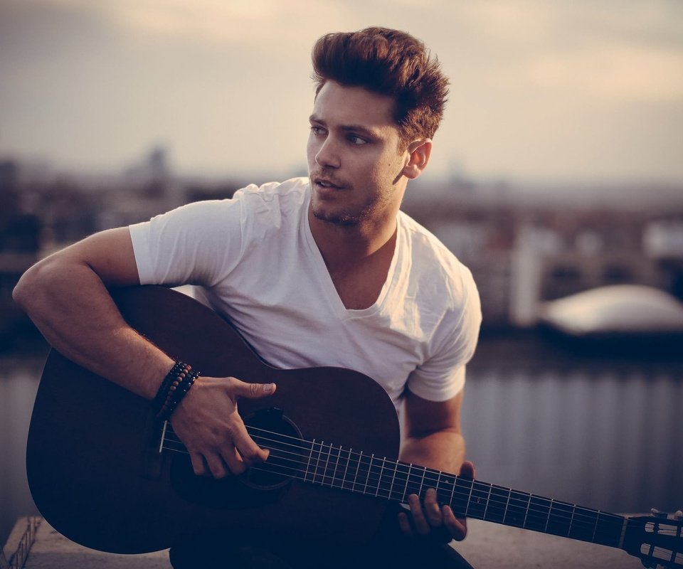 Обои гитара, мужчина, бастиан бейкер, швейцарский певец, guitar, male, bastian baker, swiss singer разрешение 2048x1365 Загрузить