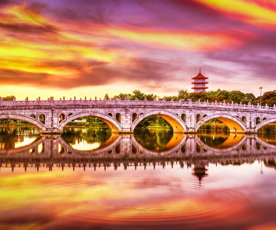 Обои закат, отражение, мост, водоем, сингапур, китайский сад, sunset, reflection, bridge, pond, singapore, chinese garden разрешение 2048x1366 Загрузить