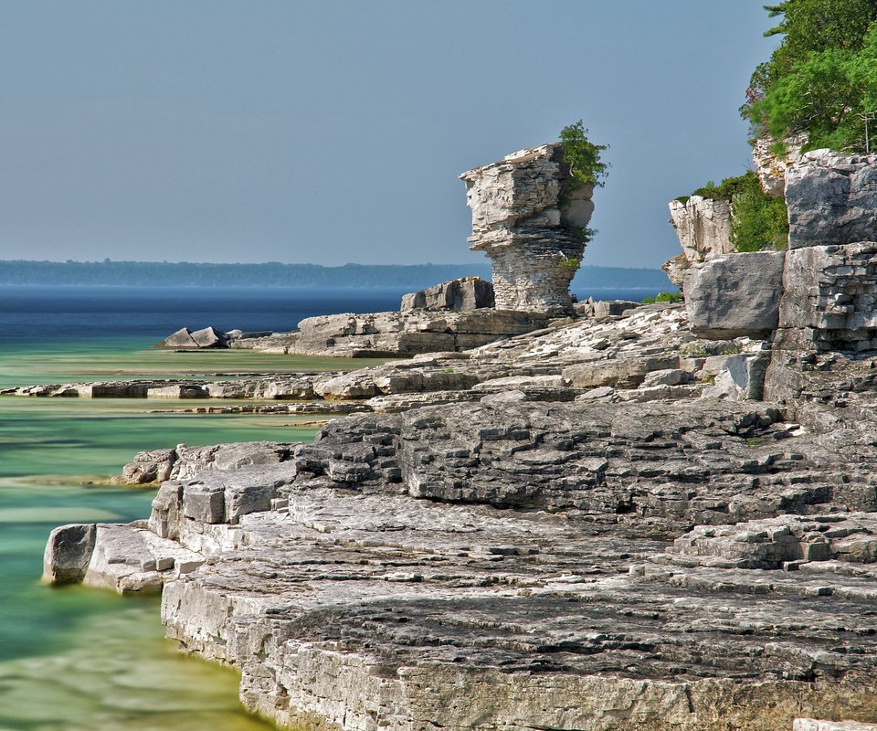 Обои деревья, озеро, скалы, пейзаж, канада, онтарио, bruce peninsula national park, trees, lake, rocks, landscape, canada, ontario разрешение 2048x1365 Загрузить