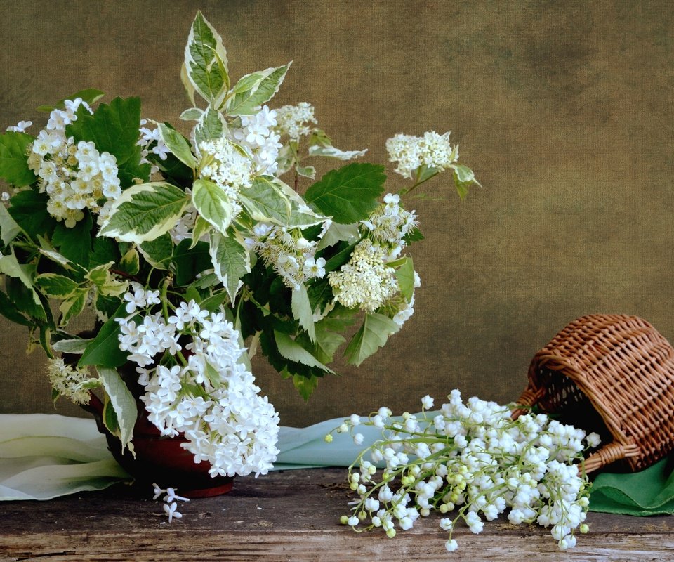 Обои белый, букет, корзина, сирень, ландыш, white, bouquet, basket, lilac, lily of the valley разрешение 2400x1664 Загрузить