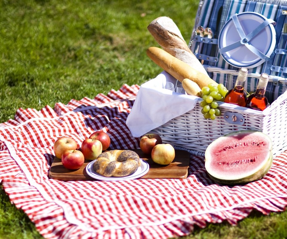 Обои виноград, еда, фрукты, яблоки, арбуз, хлеб, пикник, grapes, food, fruit, apples, watermelon, bread, picnic разрешение 2560x1600 Загрузить