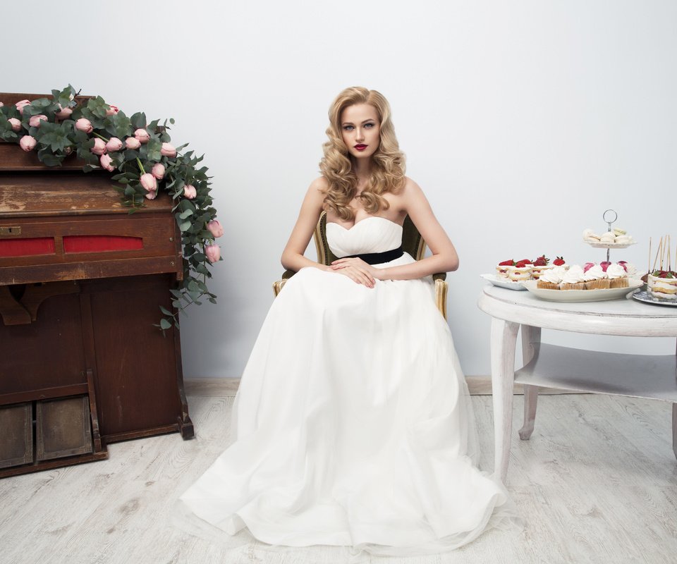 Обои цветы, девушка, макияж, сладкое, выпечка, невеста, flowers, girl, makeup, sweet, cakes, the bride разрешение 4260x2840 Загрузить