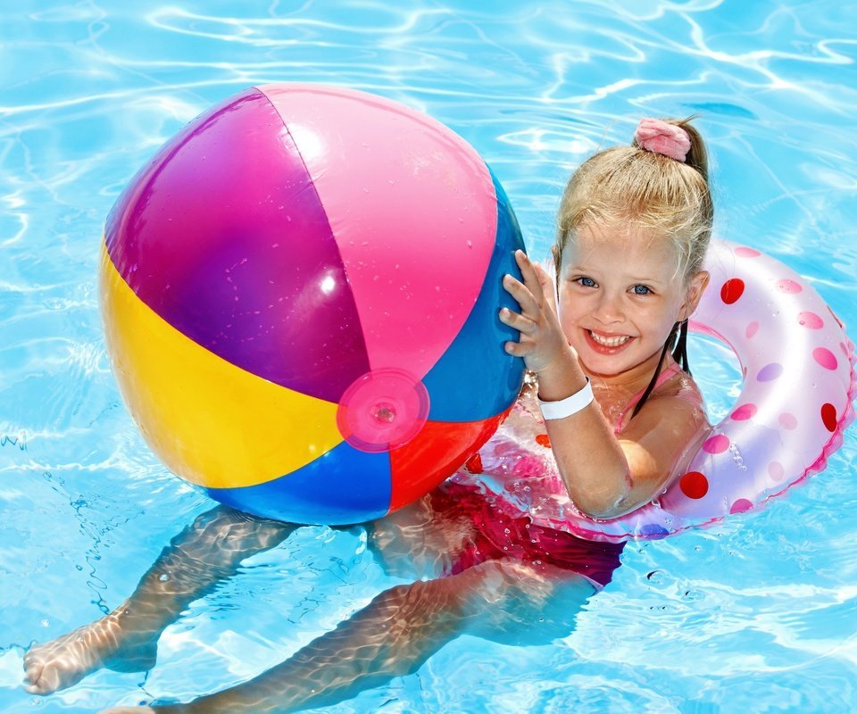 Обои улыбка, лето, девочка, бассейн, ребенок, мяч, smile, summer, girl, pool, child, the ball разрешение 2880x2102 Загрузить