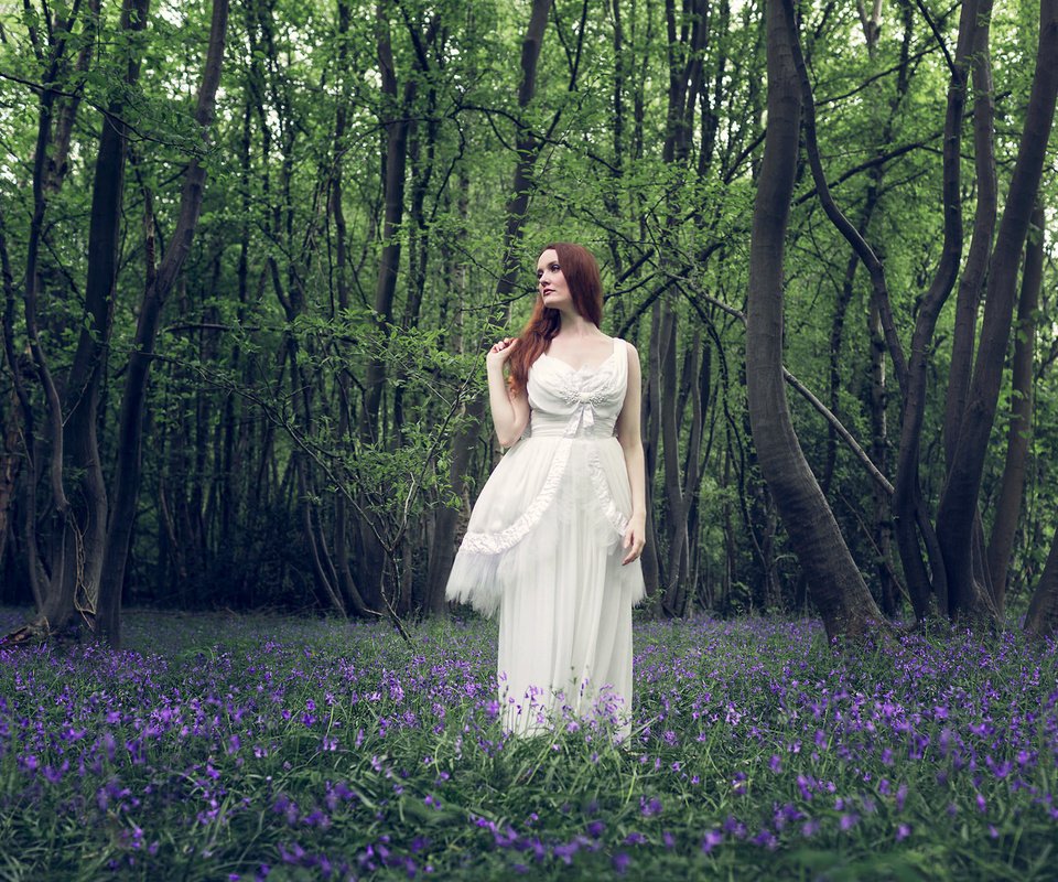 Обои цветы, лес, волосы, женщина, белое платье, flowers, forest, hair, woman, white dress разрешение 1943x1365 Загрузить