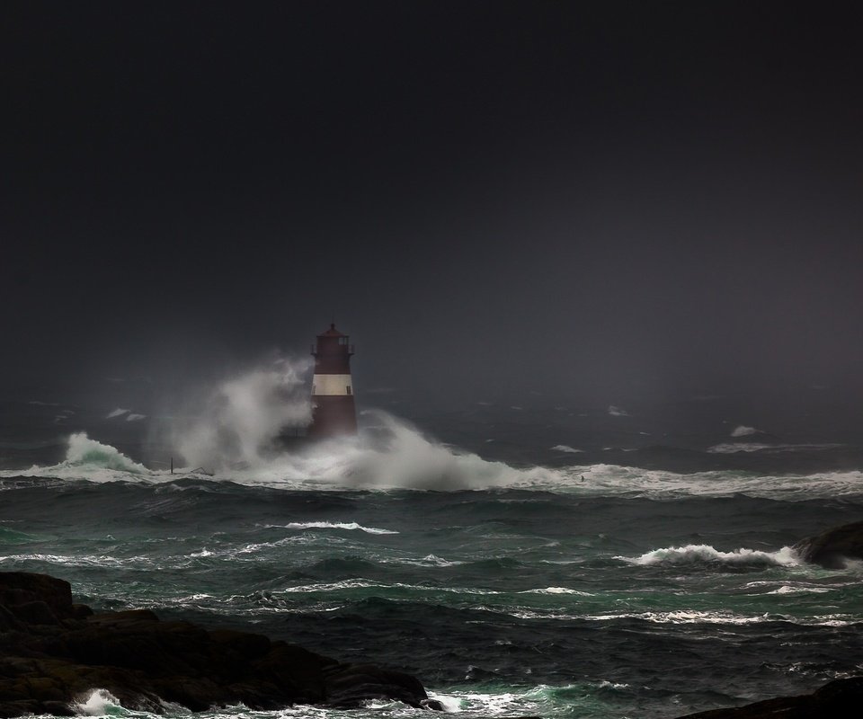 Обои камни, берег, волны, море, маяк, океан, шторм, stones, shore, wave, sea, lighthouse, the ocean, storm разрешение 2048x1340 Загрузить