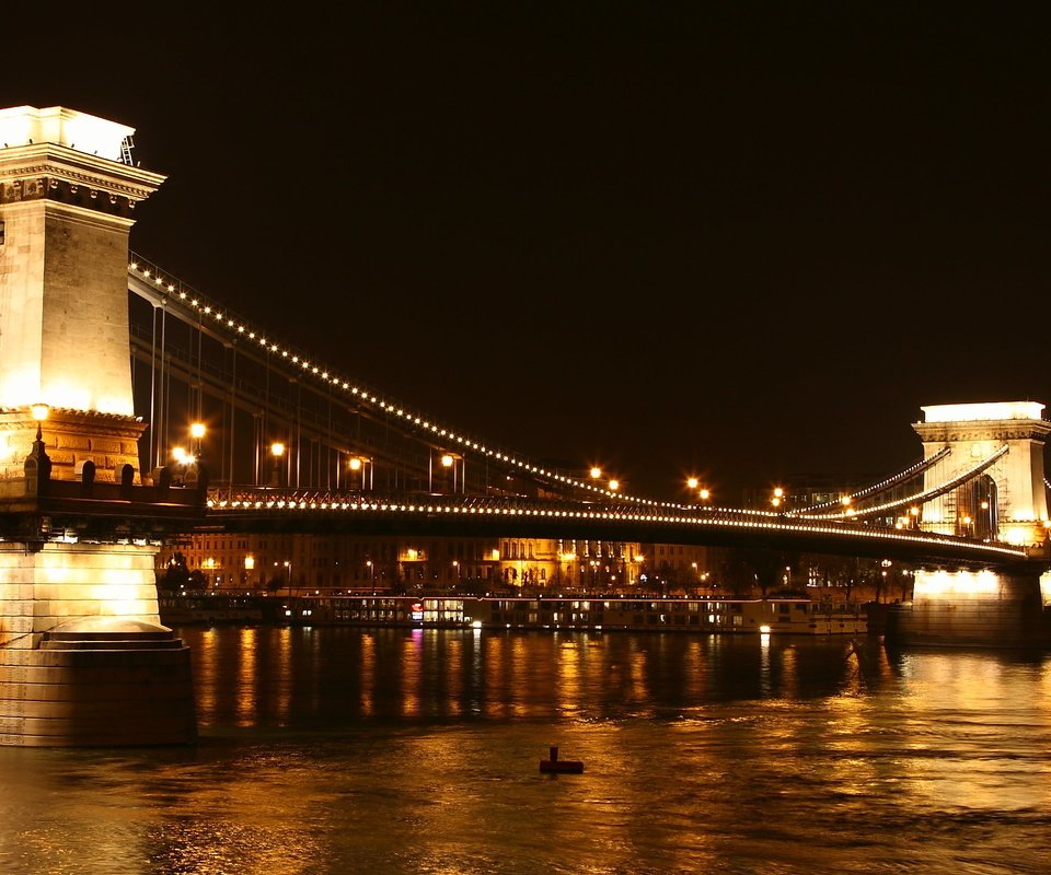 Обои ночь, огни, река, венгрия, будапешт, дунай, цепной мост, night, lights, river, hungary, budapest, the danube, chain bridge разрешение 3861x1642 Загрузить