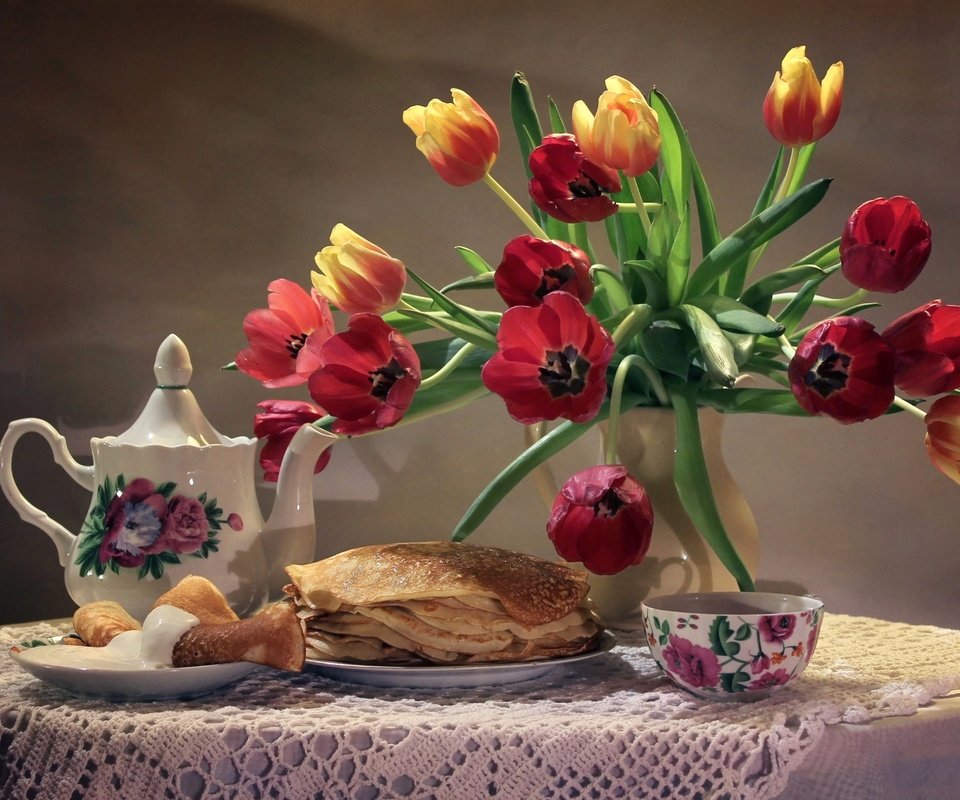 Обои букет, тюльпаны, чашка, чайник, блины, натюрморт, сметана, bouquet, tulips, cup, kettle, pancakes, still life, sour cream разрешение 1920x1220 Загрузить