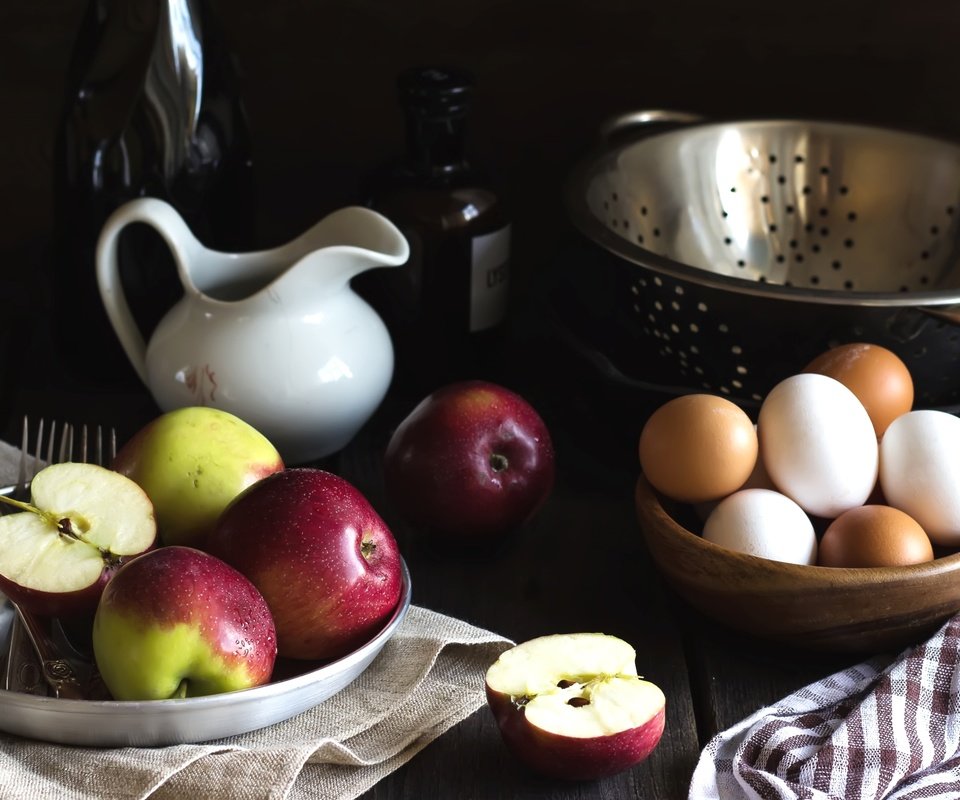 Обои яблоки, яйца, кувшин, натюрморт, apples, eggs, pitcher, still life разрешение 2400x1481 Загрузить