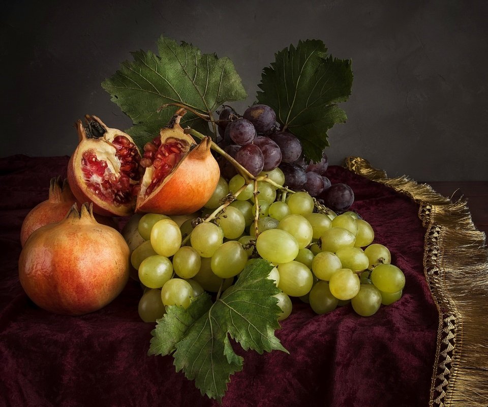 Обои виноград, фрукты, натюрморт, скатерть, гранат, бахрома, grapes, fruit, still life, tablecloth, garnet, fringe разрешение 2600x1660 Загрузить