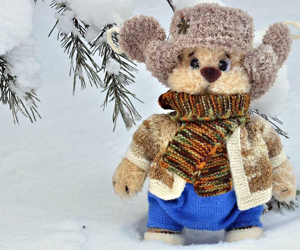 Обои снег, зима, игрушка, шапка, шарф, мягкая игрушка, snow, winter, toy, hat, scarf, soft toy разрешение 2400x1594 Загрузить