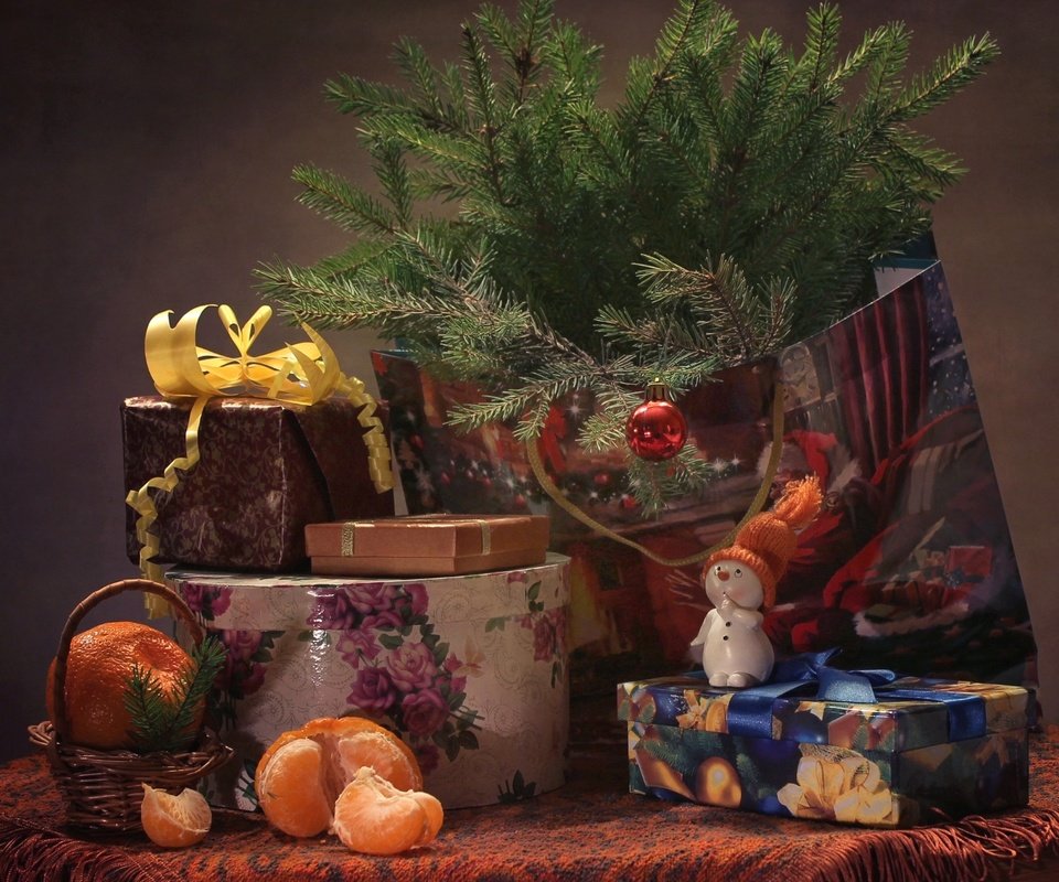 Обои подарки, снеговик, ель, игрушки, праздник, мандарин, еловая ветка, gifts, snowman, spruce, toys, holiday, mandarin, spruce branch разрешение 1920x1275 Загрузить