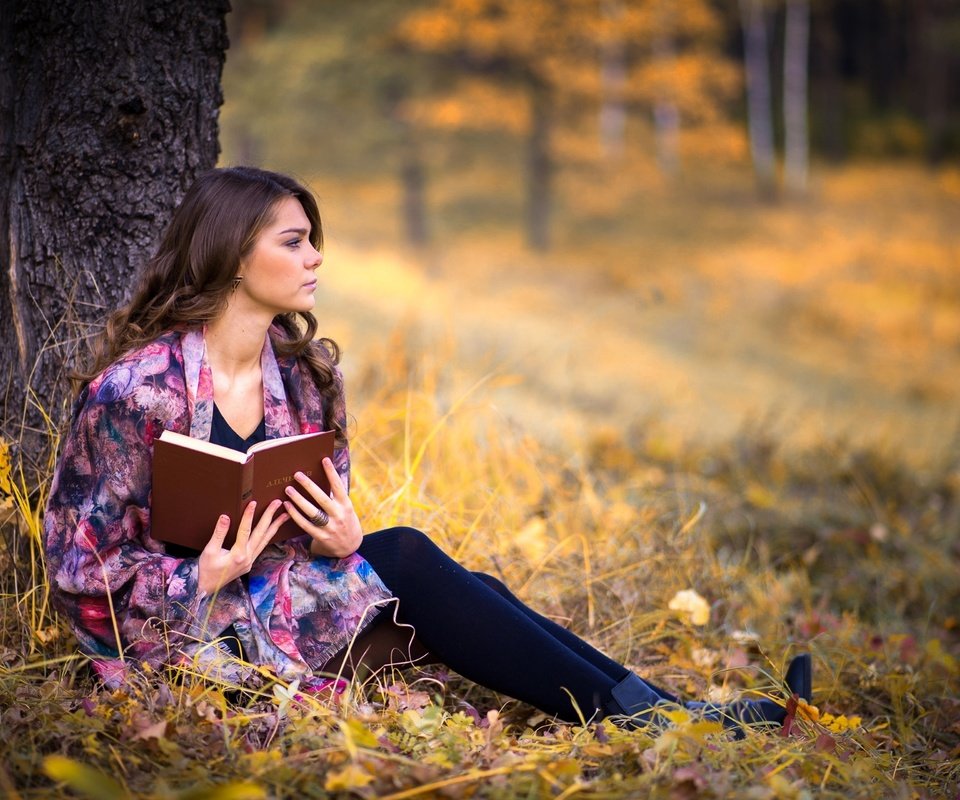 Обои дерево, девушка, осень, книга, задумчивость, tree, girl, autumn, book, reverie разрешение 2000x1335 Загрузить