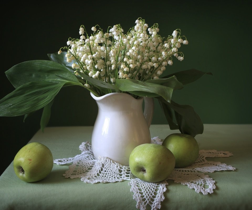 Обои ландыши, букет, яблоко, натюрморт, lilies of the valley, bouquet, apple, still life разрешение 2100x1426 Загрузить