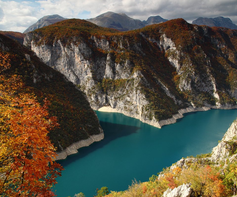 Обои горы, осень, черногория, пивское озеро, mountains, autumn, montenegro, the piva lake разрешение 2880x1854 Загрузить