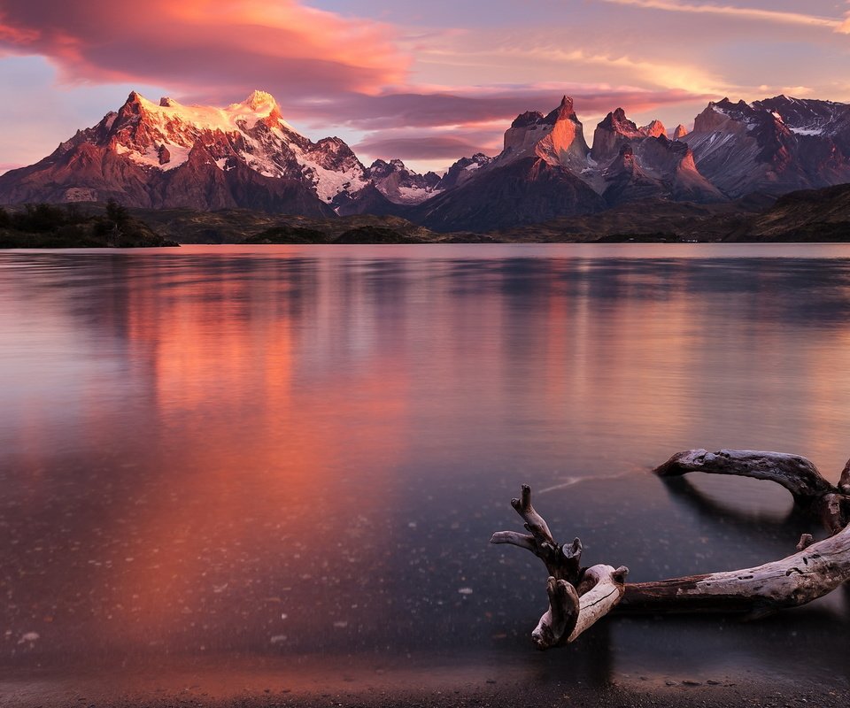 Обои вечер, горы, закат, отражение, пейзаж, водоем, коряга, анды, the evening, mountains, sunset, reflection, landscape, pond, snag, andes разрешение 2048x1152 Загрузить