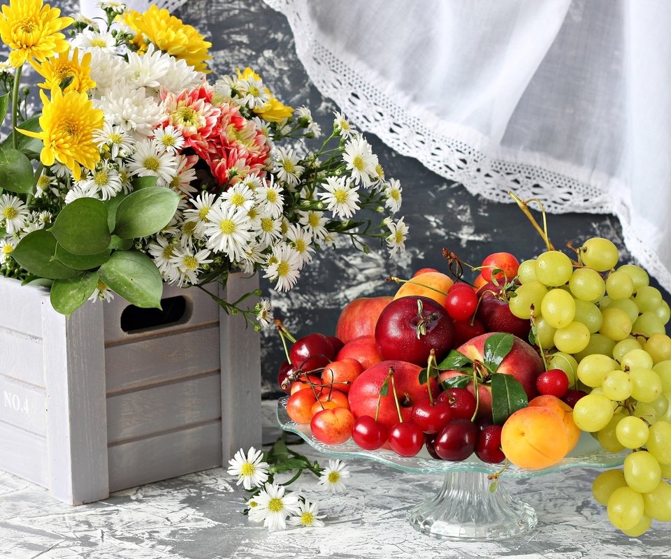 Обои цветы, виноград, фрукты, черешня, букет, абрикос, нектарин, flowers, grapes, fruit, cherry, bouquet, apricot, nectarine разрешение 2400x1578 Загрузить