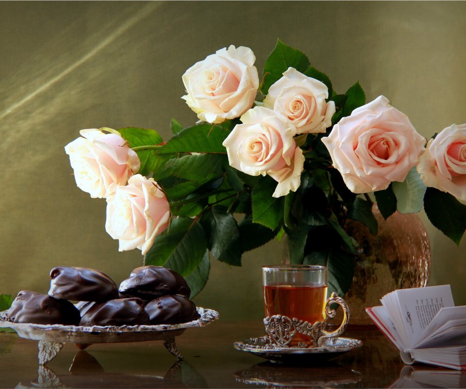 Обои розы, букет, чай, шоколад, книга, зефир, натюрморт, roses, bouquet, tea, chocolate, book, marshmallows, still life разрешение 1920x1217 Загрузить