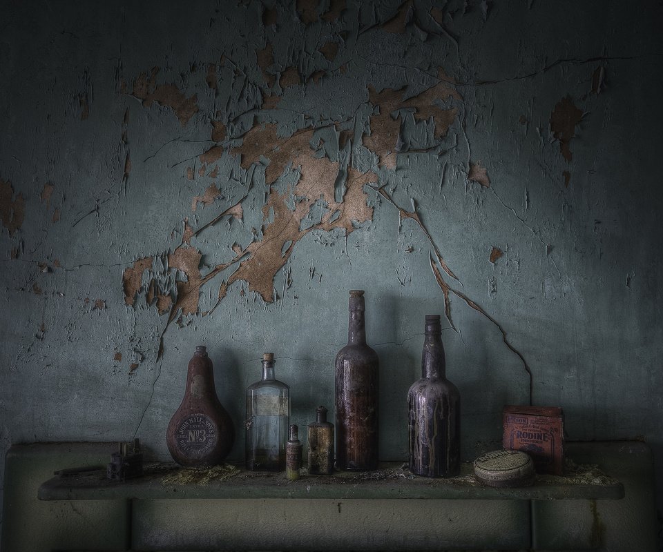 Обои фон, стена, бутылки, background, wall, bottle разрешение 2048x1365 Загрузить