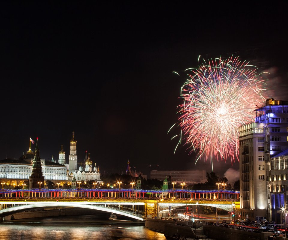 Обои ночь, река, москва, салют, кремль, мост, россия, night, river, moscow, salute, the kremlin, bridge, russia разрешение 5616x3744 Загрузить