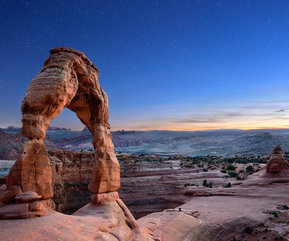 Обои небо, арка, камни, национальный парк арки, закат, delicate arch, звезды, горизонт, каньон, сша, юта, the sky, arch, stones, arches national park, sunset, stars, horizon, canyon, usa, utah разрешение 6016x4016 Загрузить