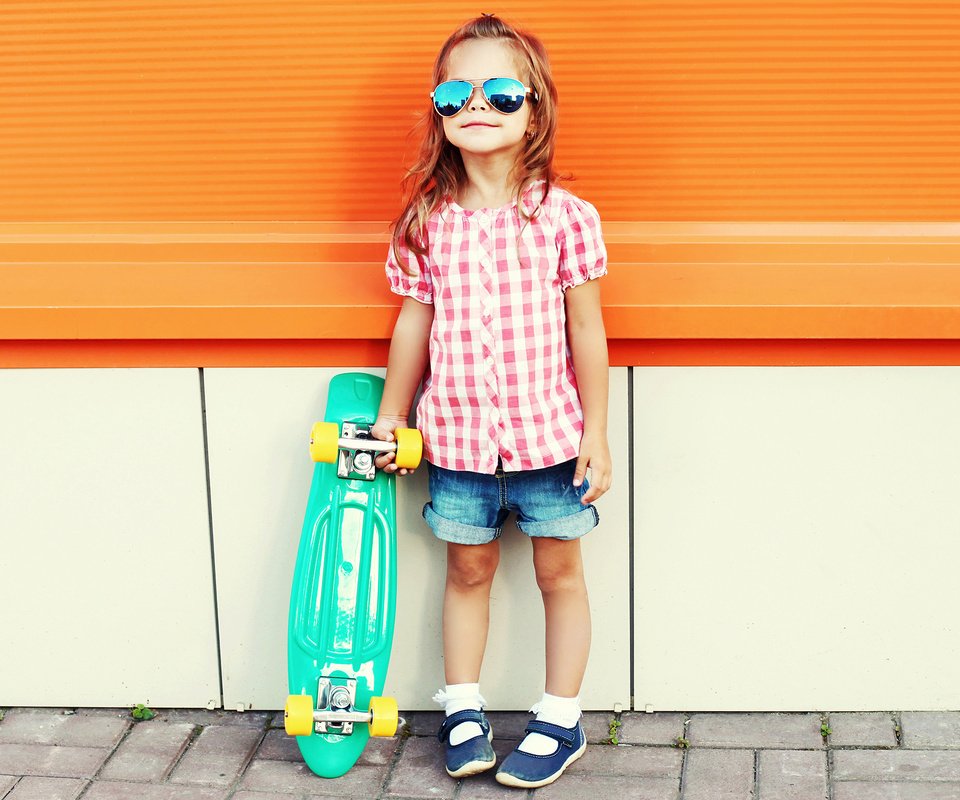 Обои лето, очки, девочка, скейтборд, дитя, little girls, summer, glasses, girl, skateboard, child разрешение 2350x1612 Загрузить