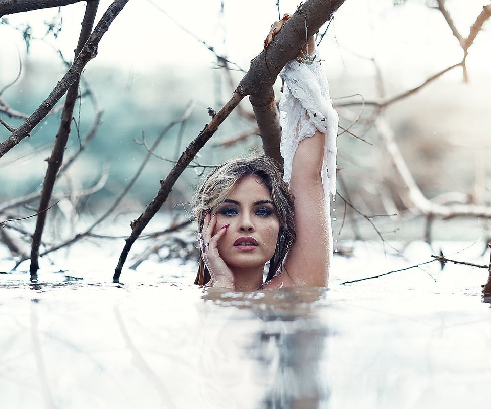 Обои озеро, девушка, отражение, ветви, фотограф, алессандро ди чикко, lake, girl, reflection, branch, photographer, alessandro di cicco разрешение 2000x1333 Загрузить