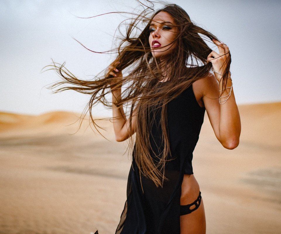 Обои настроение, песок, пустыня, модель, волосы, ветер, natali danish, mood, sand, desert, model, hair, the wind разрешение 2903x1800 Загрузить