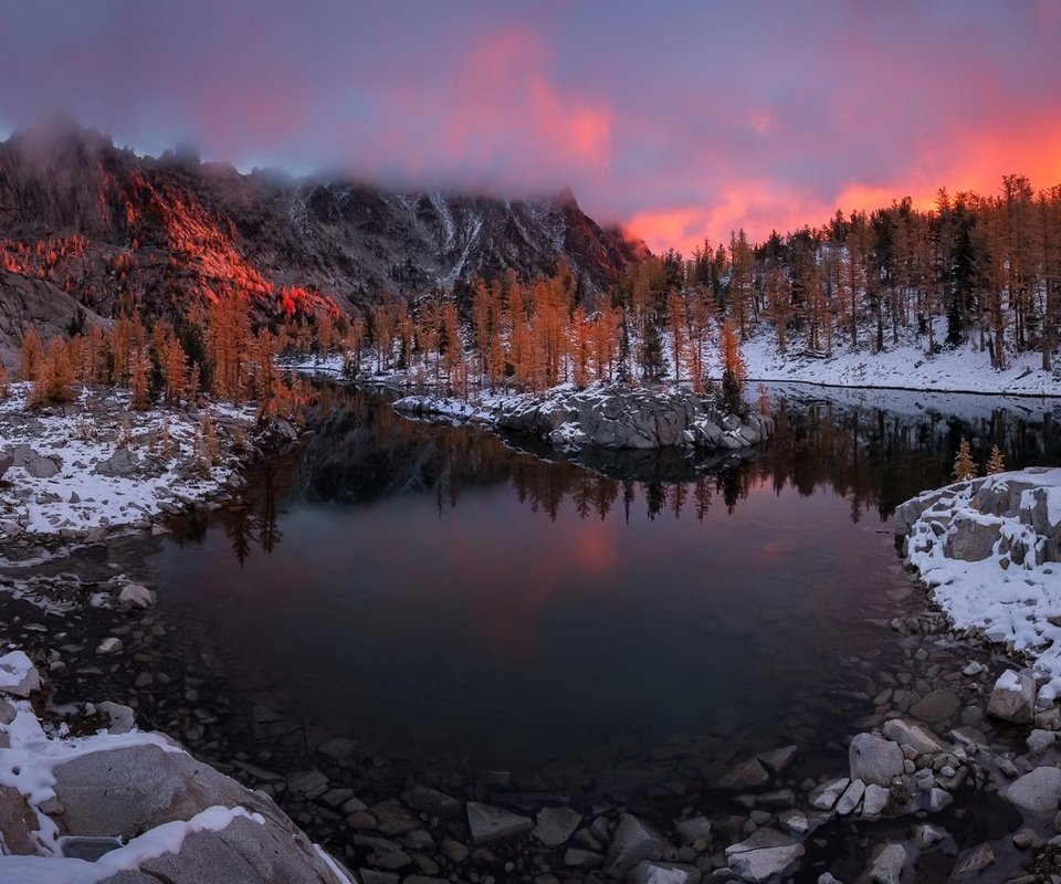 Обои озеро, горы, снег, закат, отражение, осень, enchanted leprechaun, lake, mountains, snow, sunset, reflection, autumn разрешение 1920x1100 Загрузить