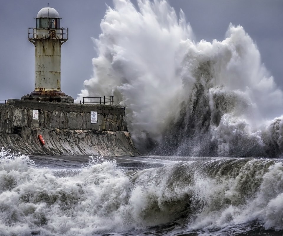 Обои море, маяк, волна, шторм, sea, lighthouse, wave, storm разрешение 2047x1265 Загрузить