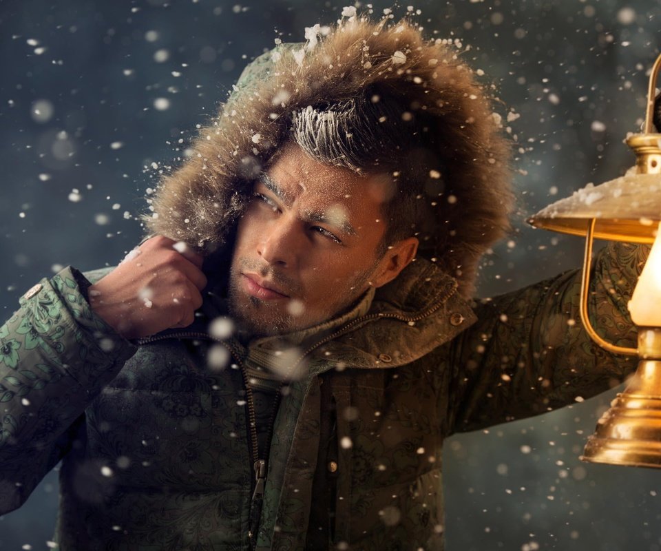 Обои снег, зима, иней, лампа, фонарь, мужчина, куртка, капюшон, snow, winter, frost, lamp, lantern, male, jacket, hood разрешение 2048x1363 Загрузить