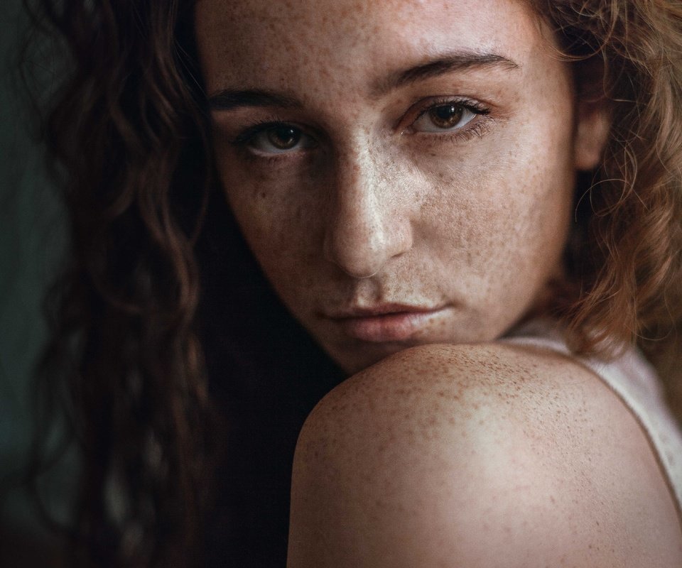 Обои девушка, плечо, веснушки, кареглазая, girl, shoulder, freckles, brown-eyed разрешение 5467x3645 Загрузить