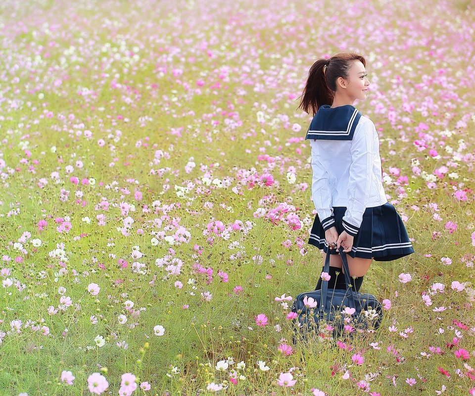 Обои цветы, девушка, поле, лето, форма, сумка, flowers, girl, field, summer, form, bag разрешение 2048x1365 Загрузить