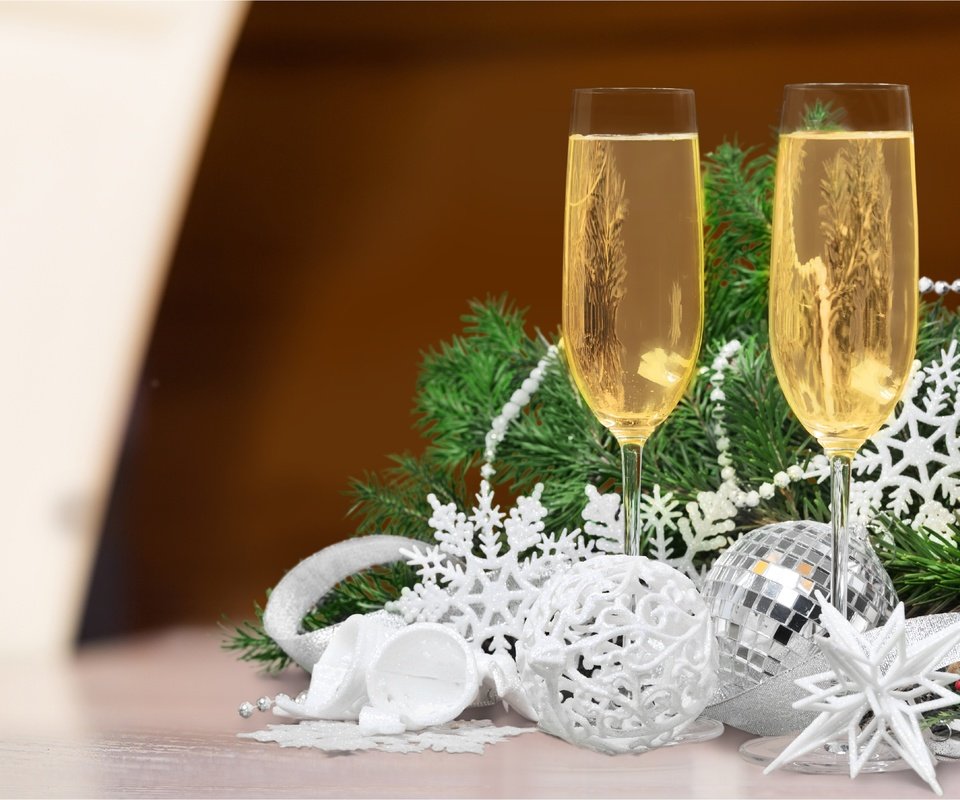 Обои новый год, елка, бокалы, рождество, шампанское, декорация, встреча нового года, довольная, new year, tree, glasses, christmas, champagne, decoration, happy разрешение 5419x3613 Загрузить