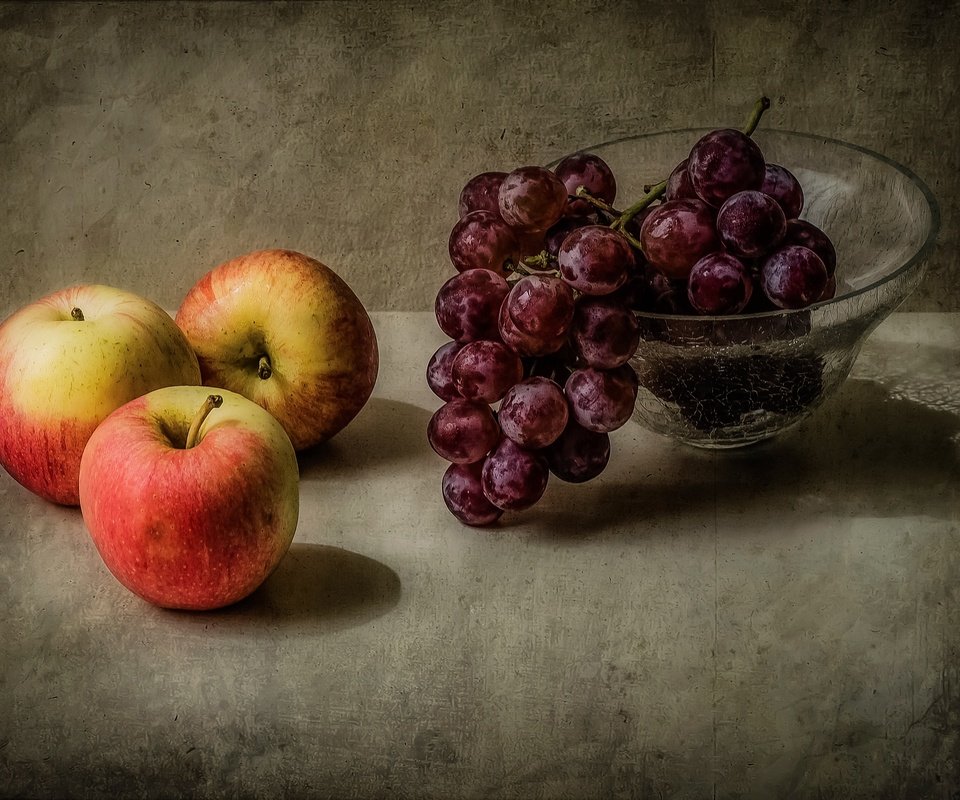 Обои макро, виноград, фрукты, яблоки, ваза, macro, grapes, fruit, apples, vase разрешение 2880x1908 Загрузить
