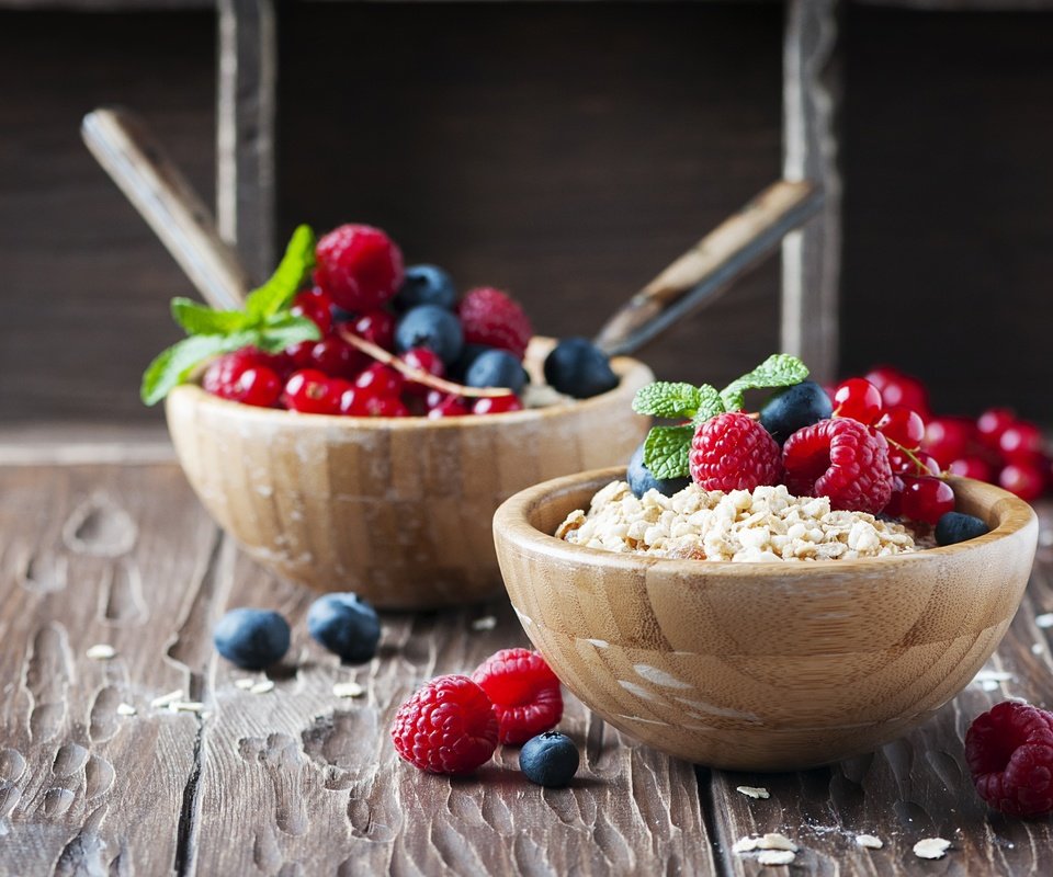 Обои малина, ягоды, черника, завтрак, мюсли, свежие ягоды, молока, raspberry, berries, blueberries, breakfast, muesli, fresh berries, milk разрешение 4288x2848 Загрузить