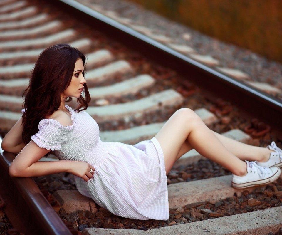 Обои рельсы, девушка, платье, опасность, железнодорожная дорога, rails, girl, dress, danger, railroad разрешение 2000x1290 Загрузить