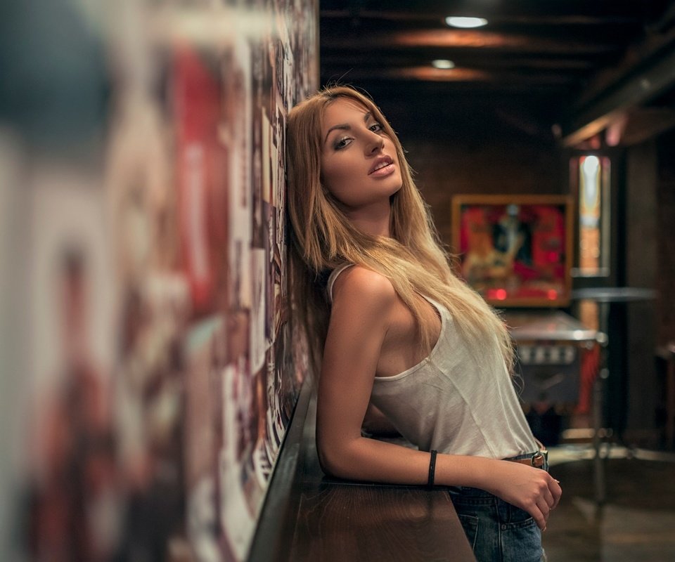 Обои девушка, блондинка, портрет, лицо, майка, girl, blonde, portrait, face, mike разрешение 2048x1365 Загрузить