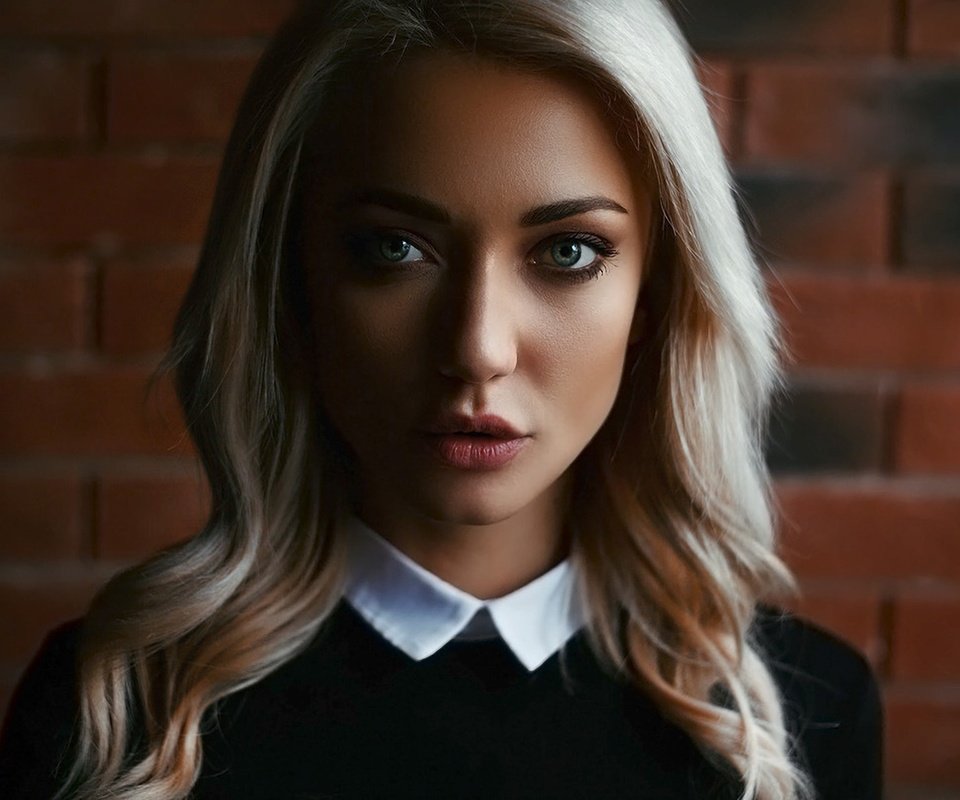 Обои девушка, блондинка, портрет, стена, лицо, кирпич, girl, blonde, portrait, wall, face, brick разрешение 1920x1280 Загрузить