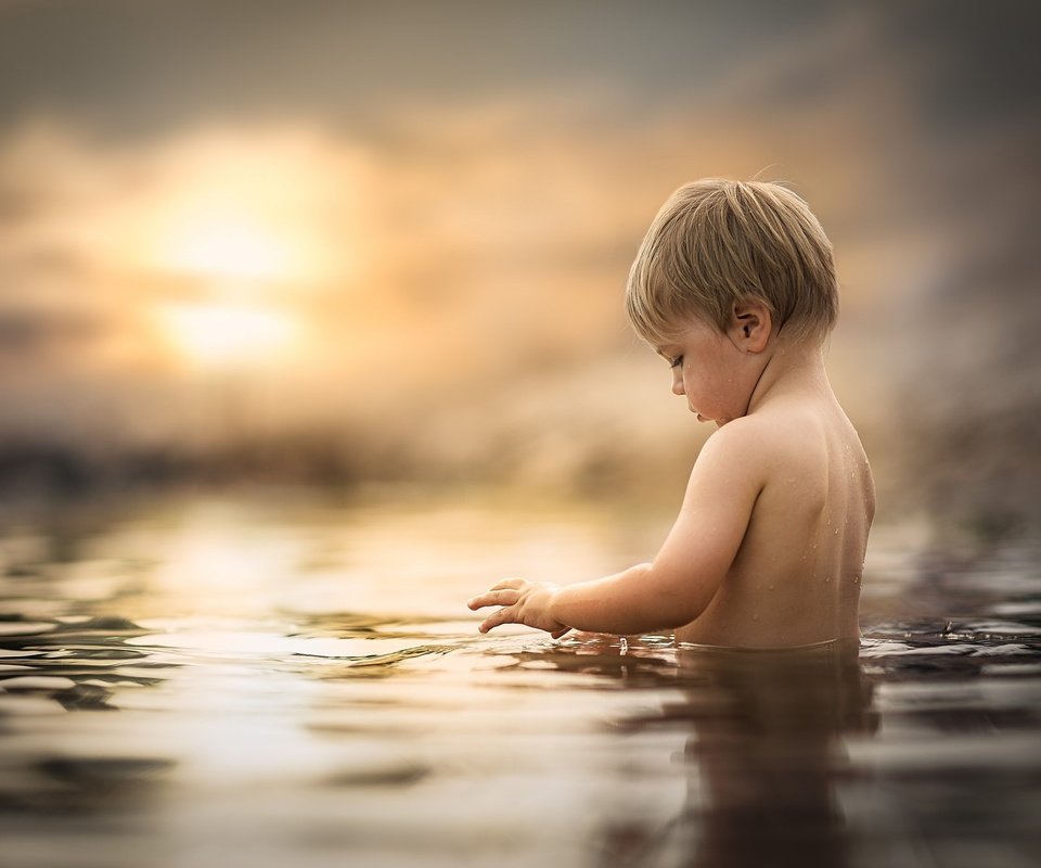 Обои вода, солнце, закат, маленький, дети, ребенок, мальчик, water, the sun, sunset, small, children, child, boy разрешение 2048x1365 Загрузить