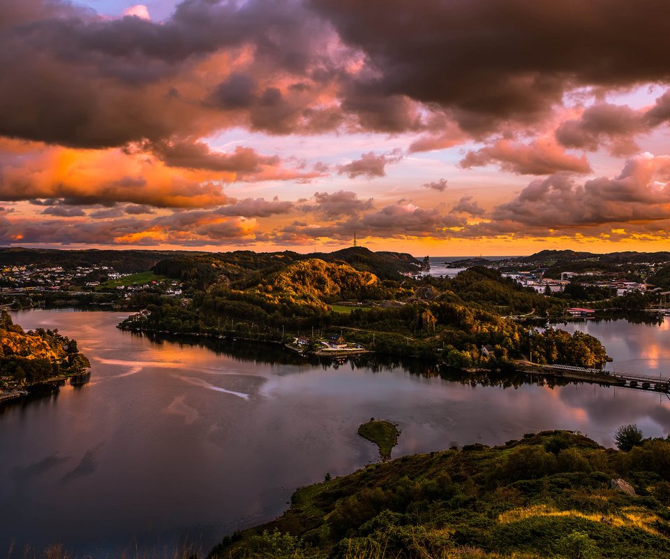 Обои небо, селение, облака, река, холмы, природа, закат, пейзаж, мост, the sky, the village, clouds, river, hills, nature, sunset, landscape, bridge разрешение 2048x1208 Загрузить