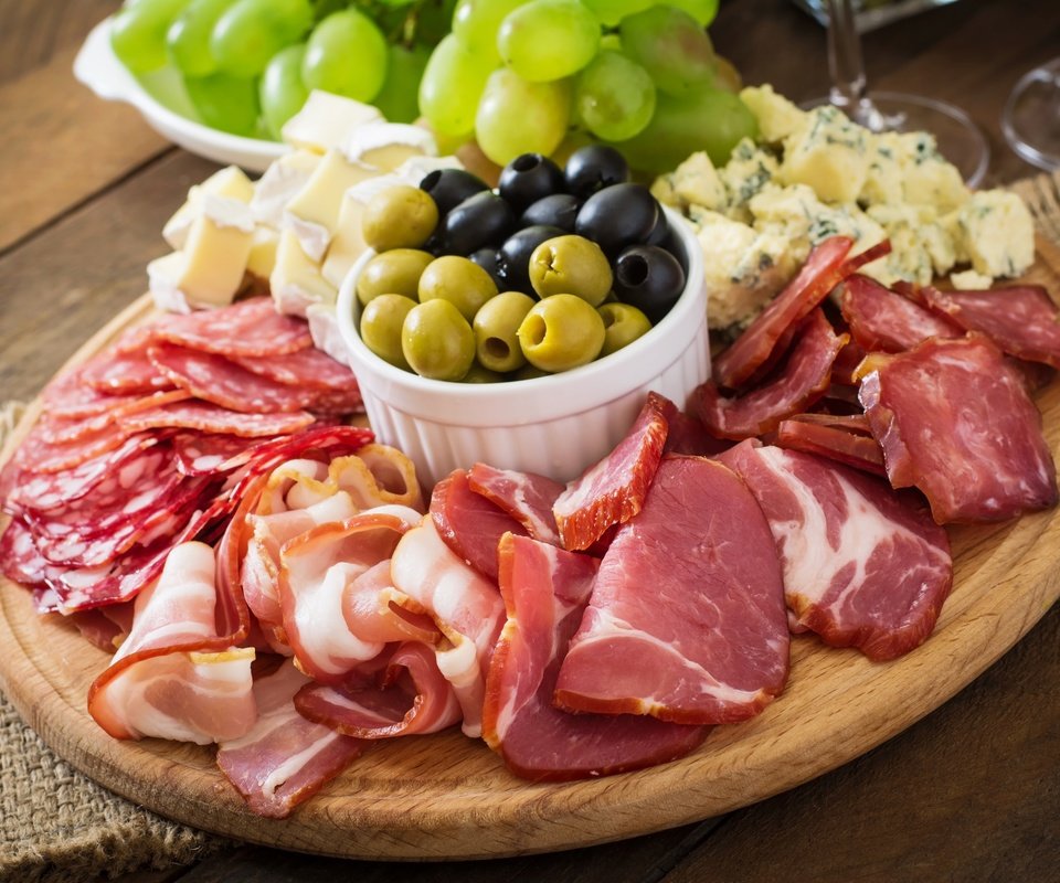 Обои виноград, бекон, доска, оливковое, сыр, мясо, колбаса, оливки, размытие, брынза, ветчина, ham, grapes, bacon, board, olive, cheese, meat, sausage, olives, blur разрешение 6000x4000 Загрузить