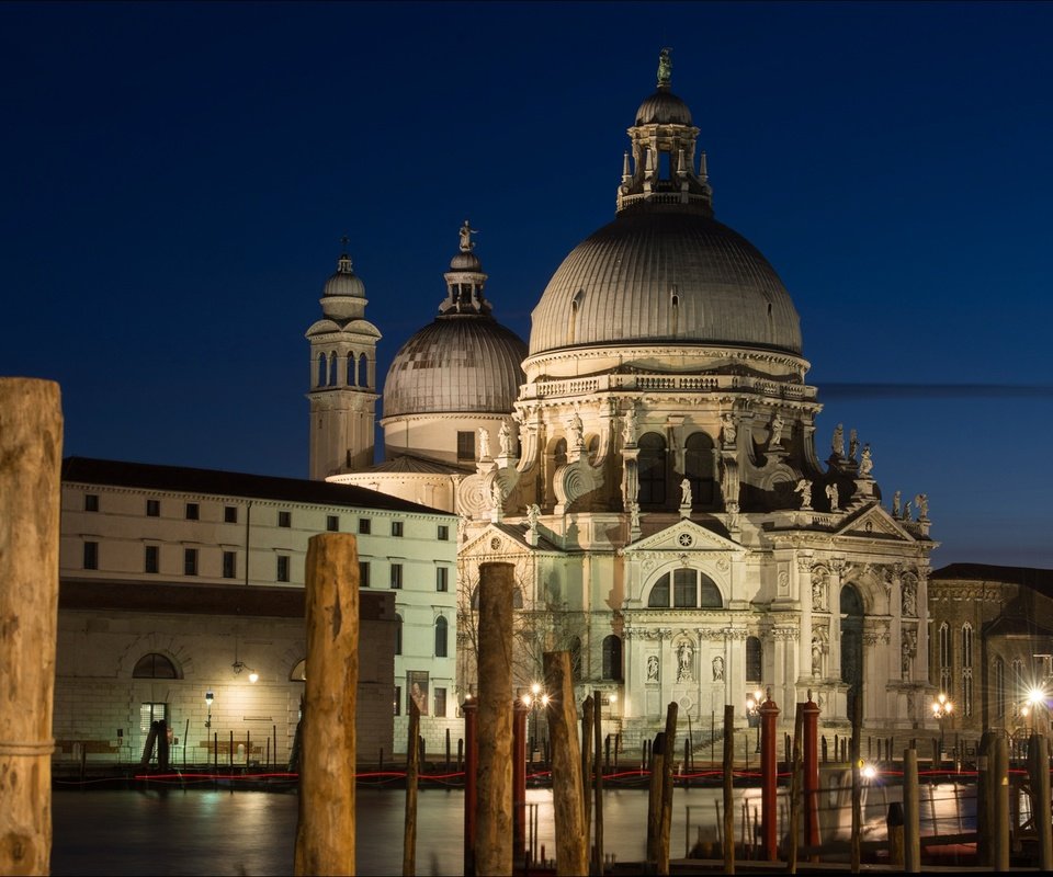 Обои ночь, огни, столбы, собор, венеция, канал, италия, night, lights, posts, cathedral, venice, channel, italy разрешение 1920x1262 Загрузить