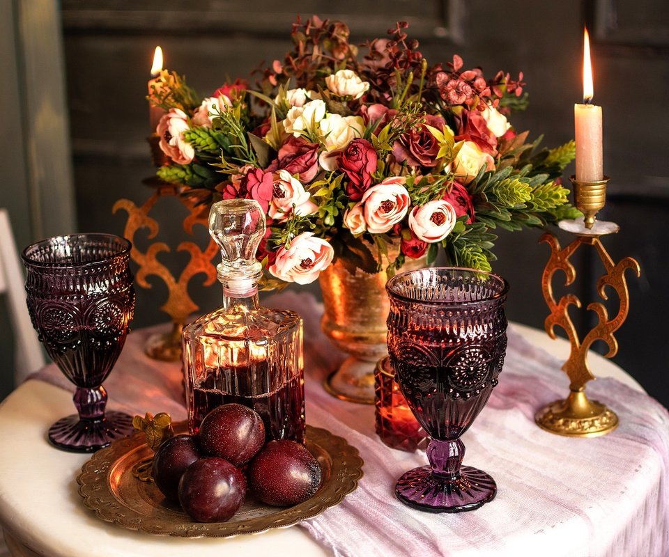 Обои цветы, стол, букет, вино, свеча, бокалы, сливы, графин, flowers, table, bouquet, wine, candle, glasses, plum, decanter разрешение 2048x1536 Загрузить