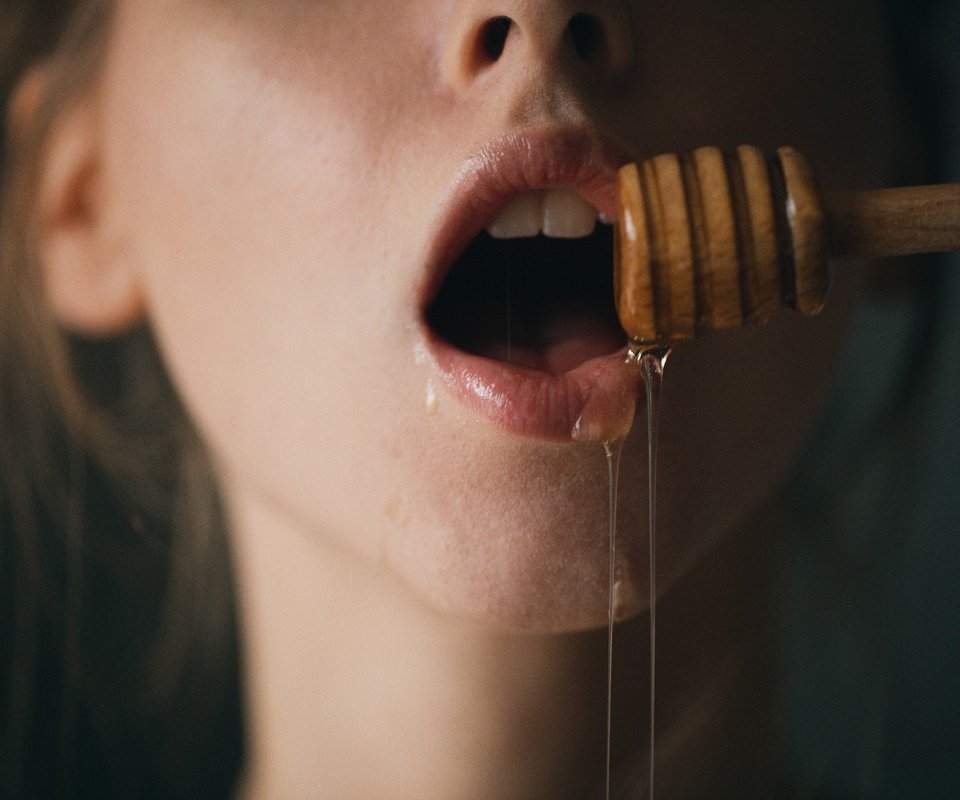 Обои девушка, еда, губы, лицо, мед, girl, food, lips, face, honey разрешение 2048x1365 Загрузить