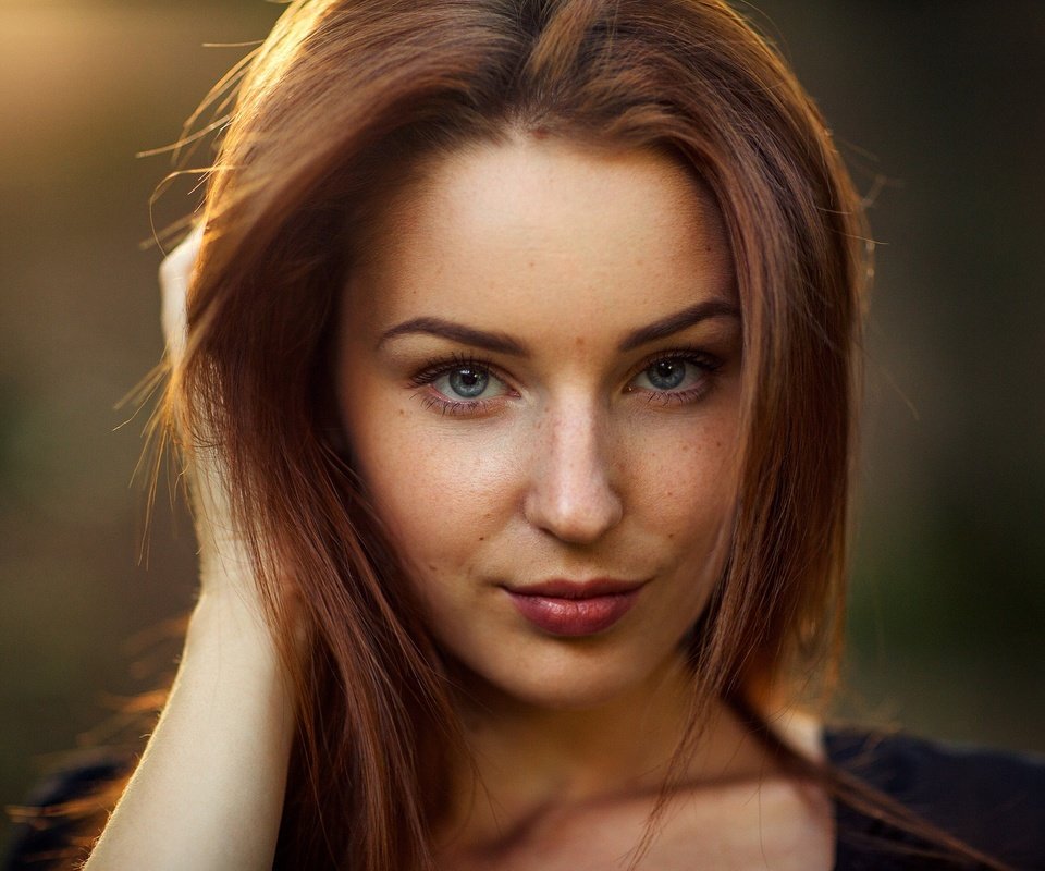 Обои свет, девушка, портрет, взгляд, волосы, лицо, eikonas, light, girl, portrait, look, hair, face разрешение 2048x1366 Загрузить