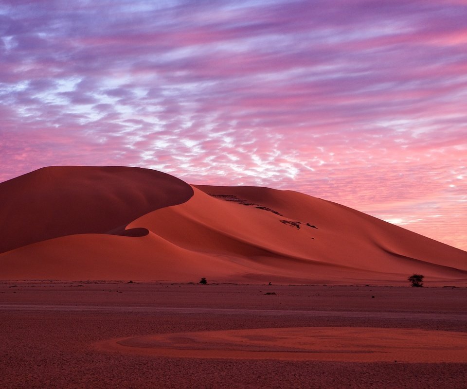 Обои небо, облака, вечер, природа, утро, песок, пустыня, дюны, the sky, clouds, the evening, nature, morning, sand, desert, dunes разрешение 1920x1280 Загрузить