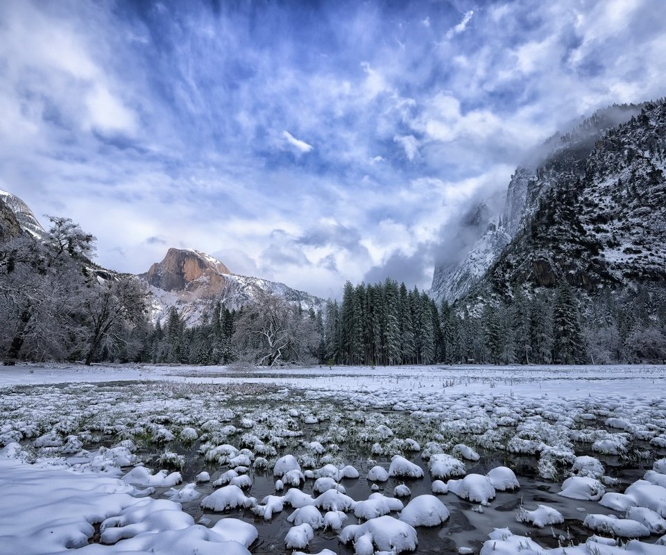 Обои небо, облака, деревья, горы, природа, зима, the sky, clouds, trees, mountains, nature, winter разрешение 2048x1365 Загрузить