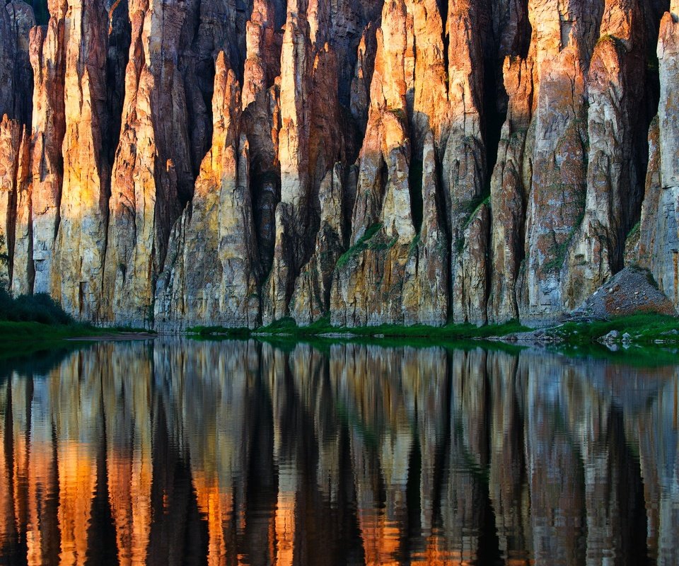 Обои свет, озеро, скалы, природа, отражения, light, lake, rocks, nature, reflection разрешение 1920x1283 Загрузить